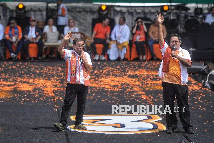 Pasalon Gubernur dan Wakil Gubernur Jakarta nomor urut 3 Pramono Anung-Rano Karno  memberikan sambutan saat kampanye akbar di Stadion Madya, Kompleks Gelora Bung Karno (GBK) Jakarta, Sabtu (23/11/2024). Kampanye akbar Pramono-Rano yang bertemakan Hajatan Jakarta Menyala tersebut sekaligus menjadi acara kampanye terakhir bagi pasangan nomor urut 03 ini. Setelah ini, tahapan Pilkada 2024 akan dilanjutkan dengan masa tenang pada 24 hingga 26 November, dan dilanjutkan dengan pencoblosan pada 27 November 2024.Kampanye akabar Hajatan Jakarta Menyala ini dihadiri oleh ribuan pendukung yang siap memenangi pasangan Pramono - Rano dalam Pilgub Jakarta 2024.