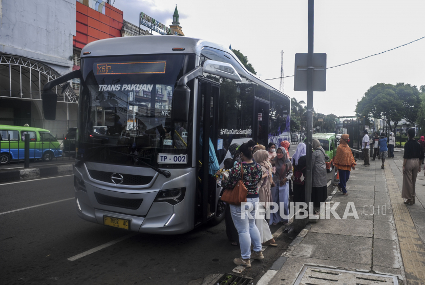 Warga memanfaatkan layanan transportasi massal Biskita Transpakuan di Kota Bogor, Jawa Barat. 