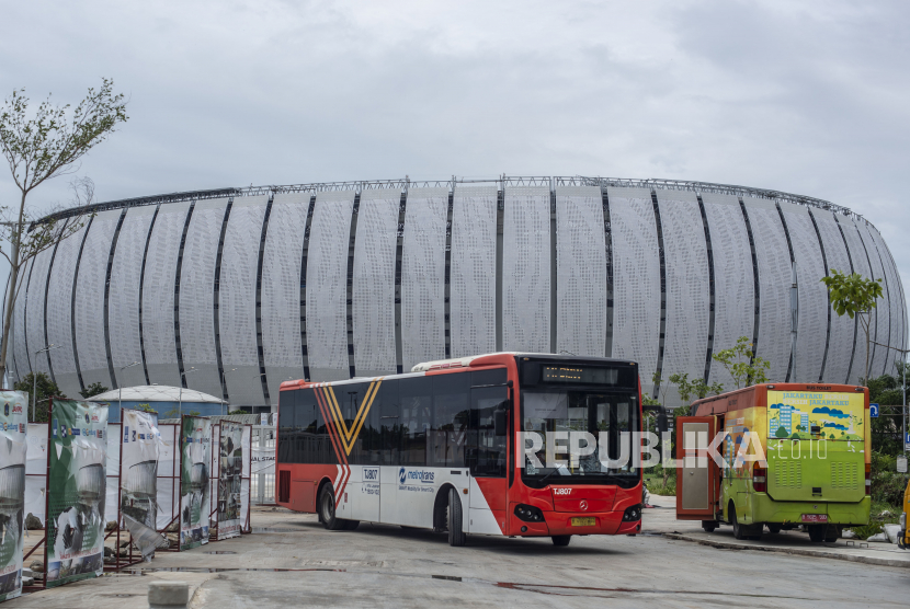 Bus Metrotrans melayani rute menuju Jakartaa International Stadium (JIS), Tanjung Priok, Jakarta Utara, Selasa (1/3/2022).