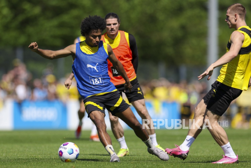Karim Adeyemi (kiri) dari Borussia Dortmund menggiring bola dalam sesi latihan timnya, 
