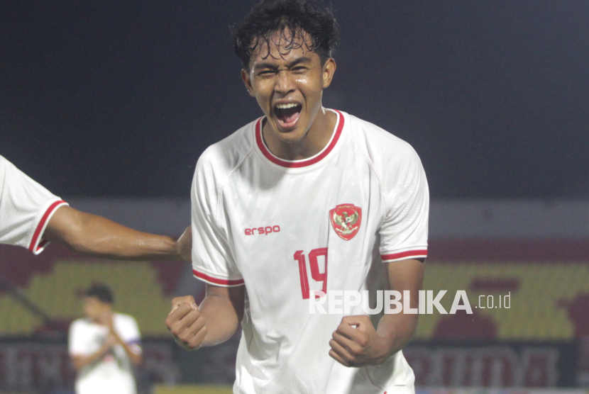 Pesepak bola Timnas Indonesia U-20 Muhammad Ragil berselebrasi usai mencetak gol ke gawang Timnas India U-20  dalam Mandiri U-20 Challenge Series 2025 di Stadion Gelora Delta Sidoarjo, Jawa Timur, Kamis (30/1/2025). Timnas Indonesia U-20 mengalahkan Timnas India U-20 dengan skor 4-0. Gol Indonesia dicetak Toni Firmansyah di menit ke-4, Muhammad Ragil pada menit 46 dan 60, serta Iqbal Gwijangge menit ke-75.