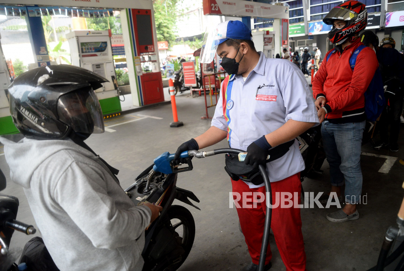 Seorang petugas mengisi bahan bakar minyak (BBM) jenis Pertamax ke salah satu kendaraan (ilustrasi)