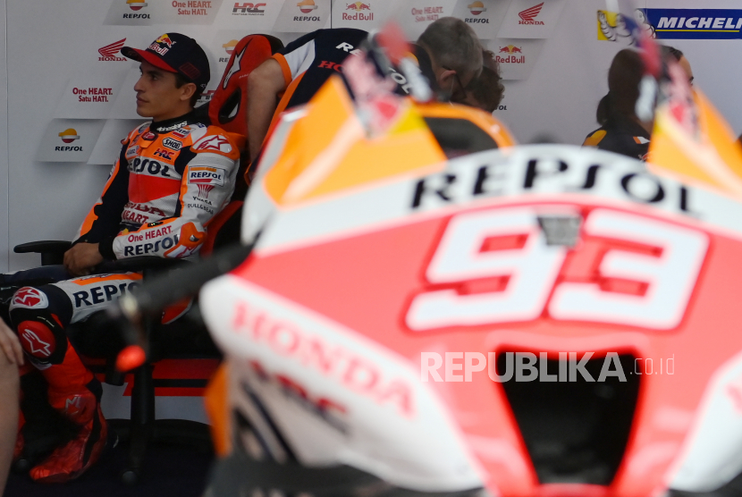 Pembalap MotoGP dari Repsol Honda Team Marc Marquez duduk di garasi tim saat sesi latihan bebas belum lama ini.