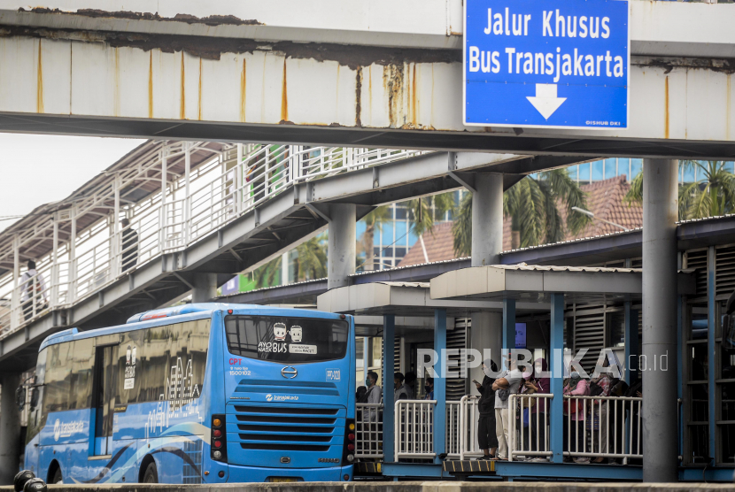 Sejumlah penumpang menunggu kedatangan Transjakarta di Halte Transjakarta Harmoni, Jakarta. Ilustrasi