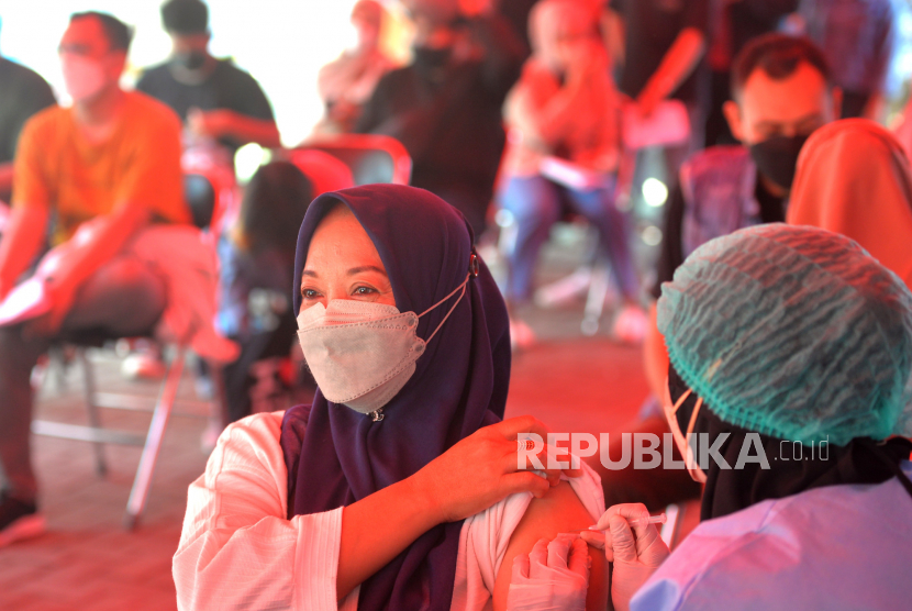 Warga mengikuti vaksin booster Covid-19 di Dinas Kesehatan Yogyakarta.