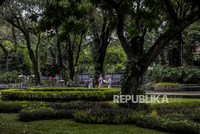 Warga saat mengunjungi Taman Suropati di Jakarta, ilustrasi