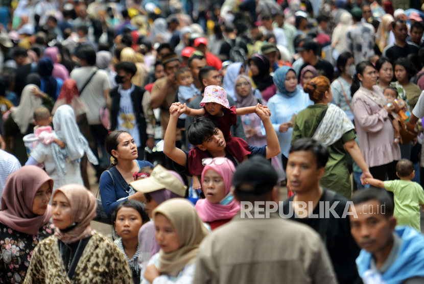 Pengunjung memadati kawasan Taman Margasatwa Ragunan (TMR), Jakarta. Pengunjung Ragunan Tembus 20 Ribu Orang Saat Liburan Idul Adha