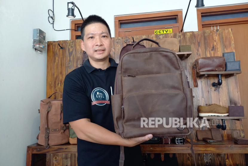 Founder Kael Leather Goods Krismanto menunjukkan produk tas, sepatu dan dompet berbahan kulit sapi. 