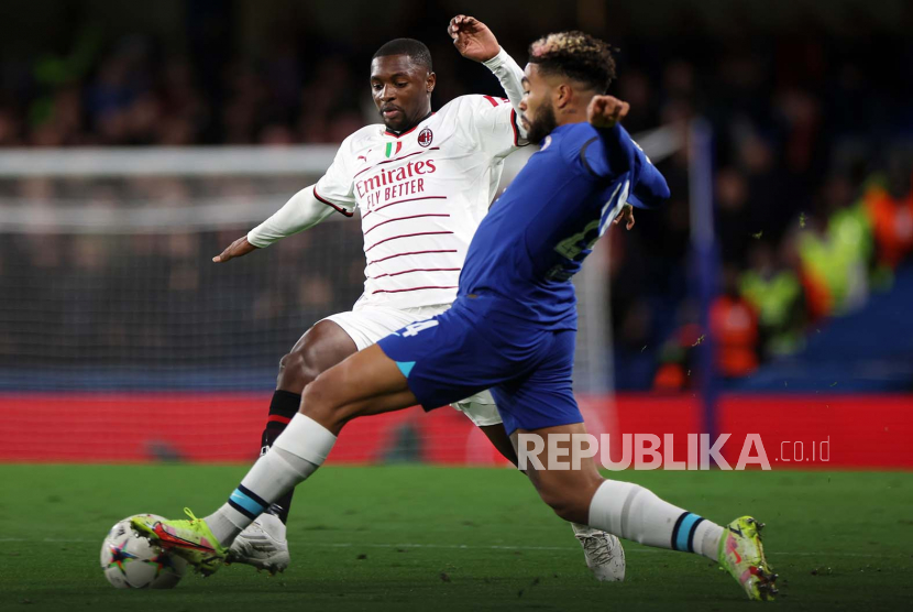  Pemain Chelsea Reece James (kanan) melawan pemain Milan Fode Ballo-Toure (kiri) selama pertandingan sepak bola grup E Liga Champions UEFA antara Chelsea FC dan AC Milan di London, Inggris,Kamis (6/10/2022) dini hari WIB. 