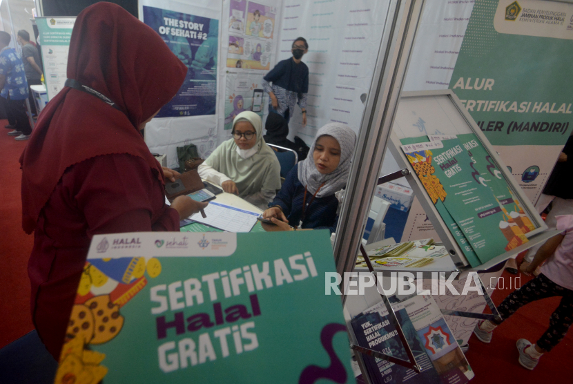 Petugas Kemenag Sumbar melayani pelaku UMKM yang ingin mendapatkan sertifikasi halal saat pameran UMKM di Padang, Sumatra Barat, Jumat (30/9/2022) (ilustrasi).