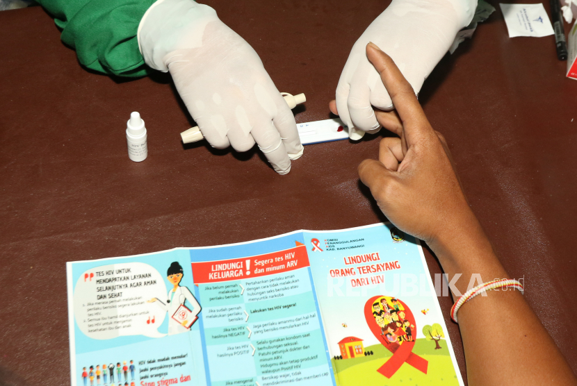 Tenaga kesehatan melakukan tes HIV atau Voluntary, Counseling and Testing (VCT) kepada seorang warga (ilustrasi) 