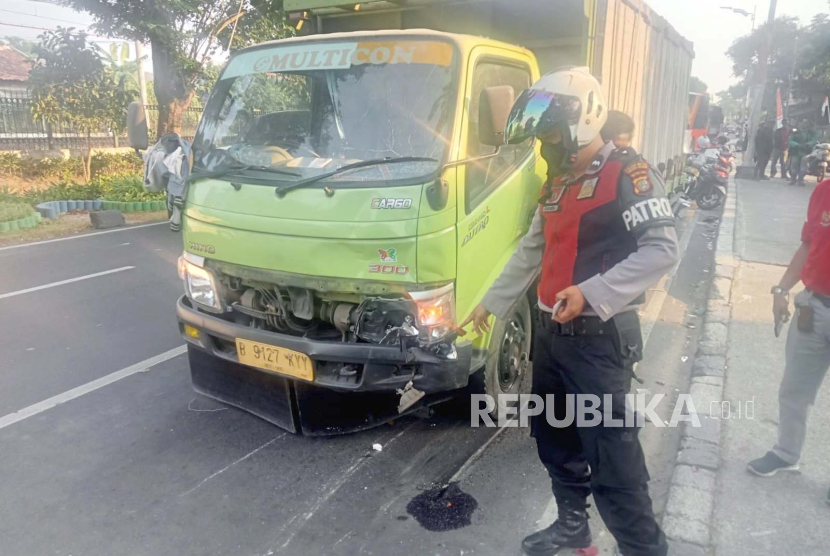 Tujuh pengendara motor yang diduga sedang melawan arus jalan tertabrak truk pengangkut bata hebel di Jalan Raya Lenteng Agung, Selasa (22/8/2023). Polisi masih mengamankan dan memeriksa sopir truk.