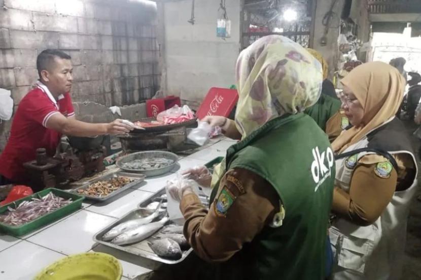 DKP Tangerang edukasi pembeli dan pedagang cara mengenal pangan segar.
