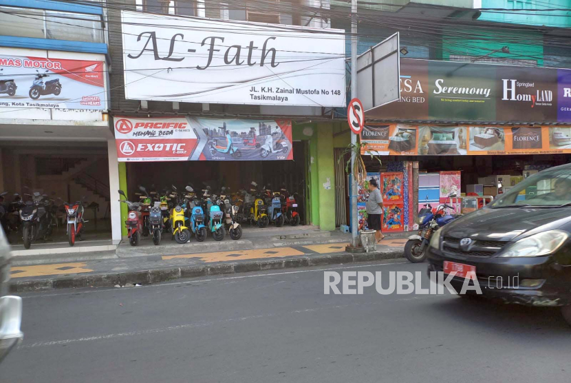 Sebuah toko menjual sepeda listrik di Jalan KH Z Mustofa, Kota Tasikmalaya, Selasa (8/8/2023). 