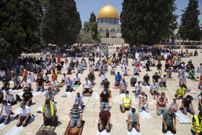Kepemilikan Masjid Al Aqsa dalam Pandangan Ulama Palestina. Foto: Pria Muslim terus menjaga jarak sosial untuk mencegah penyebaran pandemi coronavirus selama sholat Jum