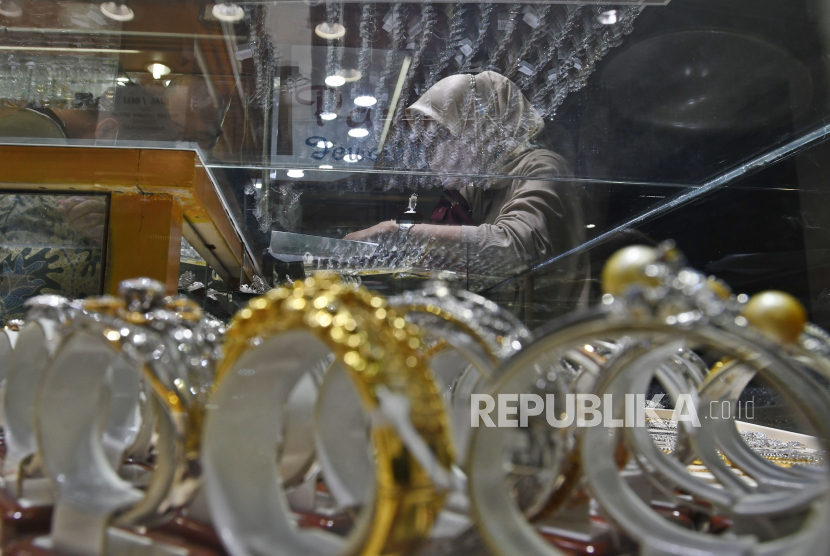 Pembeli mengamati perhiasan-perhiasan di salah satu toko di sentra penjualan perhiasan emas Cikini, Jakarta, Senin (25/4/2022) (ilustrasi).