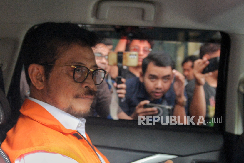 Tersangka mantan menteri pertanian Syahrul Yasin Limpo (SYL) menaiki mobil usai menjalani pemeriksaan di Gedung Merah Putih KPK, Jakarta Selatan, Kamis (23/11/2023). 