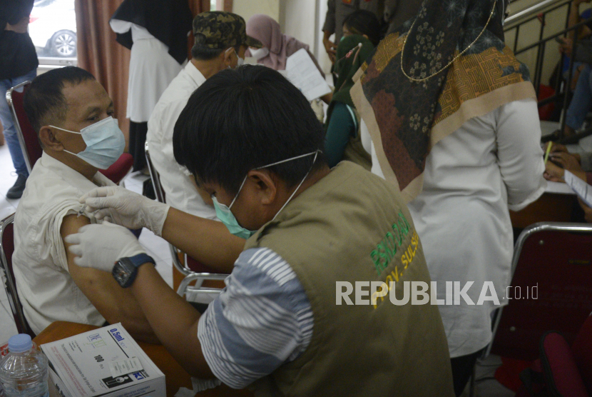 Petugas menyuntikkan vaksin booster COVID-19 untuk guru di kantor Dinas Pendidkan Sulsel, Makassar, Sulawesi Selatan, Rabu (23/2/2022). Pemerintah Setempat mulai menggelar vaksinasi Booster COVID-19 untuk guru dan tenaga kependidikan.  