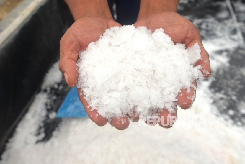 Petani garam mengumpulkan garam yang sudah jadi di Pantai Sepanjang, Gunungkidul, Yogyakarta, Selasa (1/11/2022). 