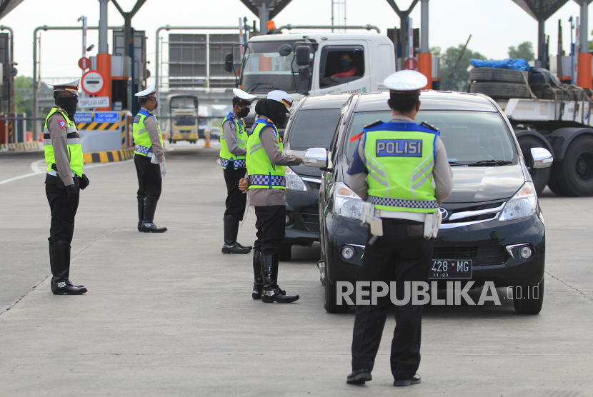 Petugas Polresta Cirebon memeriksa kendaraan yang melintas di pintu Tol Cipali Palimanan, Cirebon, Jawa Barat.