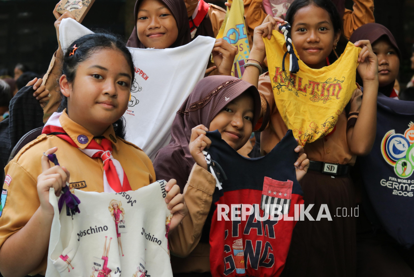 Belajar Daur Ulang, Siswa SDN Ketintang 1 Surabaya Olah Pakaian Bekas Jadi Tas