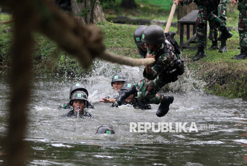 Prajurit Korps Marinir TNI AL merayap tali dalam lomba pentathlon di Kesatrian Marinir R. Suhadi Gedangan, Sidoarjo, Jawa Timur, Kamis (20/2/2025). Lomba tersebut bertujuan untuk meningkatkan kemampuan fisik prajurit Korps Marinir yang profesional sebagai pasukan pendarat yang siap menghadapi tantangan. 