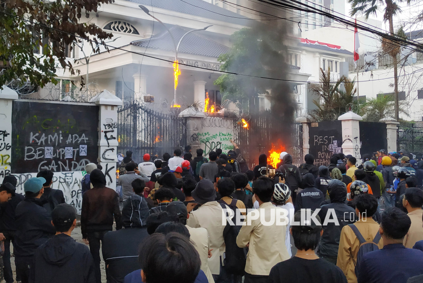 Sejumlah massa membakar gerbang dan melempari Gedung DPRD Jawa Barat (Jabar) saat aksi demonstrasi di depan Gedung DPRD Jabar, Jalan Diponegoro, Kota Bandung (Ilustrasi)