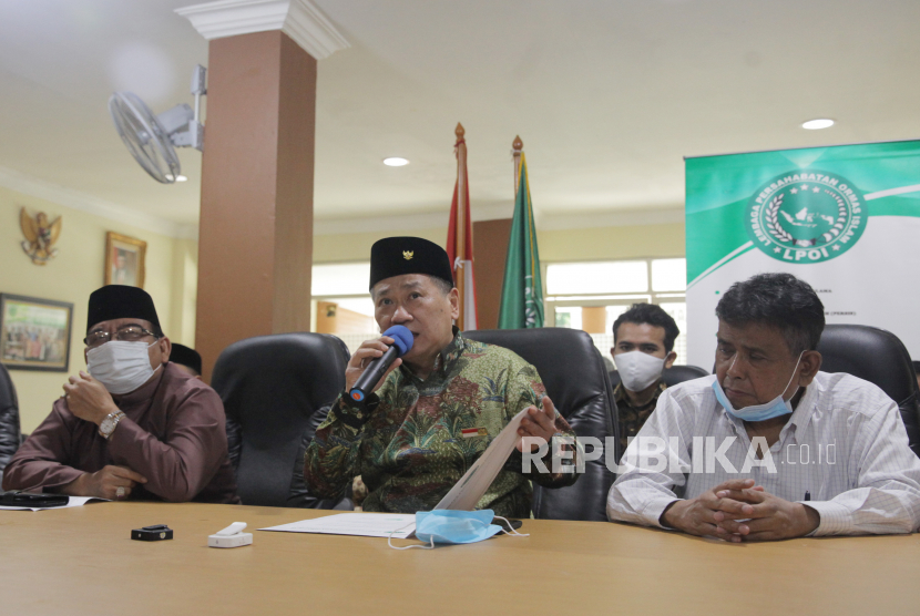 Sekjen Lembaga Persahabatan Ormas Islam (LPOI) Denny Sanusi (tengah) 