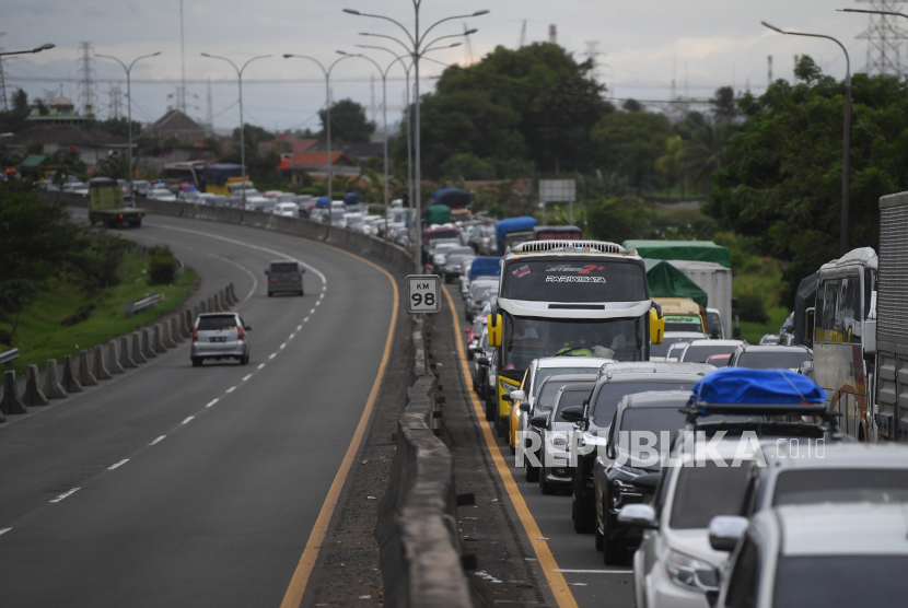 Kendaraan pemudik terjebak kemacetan menjelang Gerbang Tol Merak di Banten, Kamis (28/4/2022). Akibat tingginya volume kendaraan, ribuan kendaraan pemudik mengalami kemacetan hingga sekitar 2 km. 