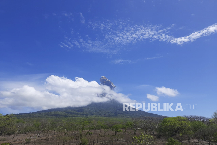 Gunung atau Ile Lewotolok di Kabupaten Lembata, Nusa Tenggara Timur