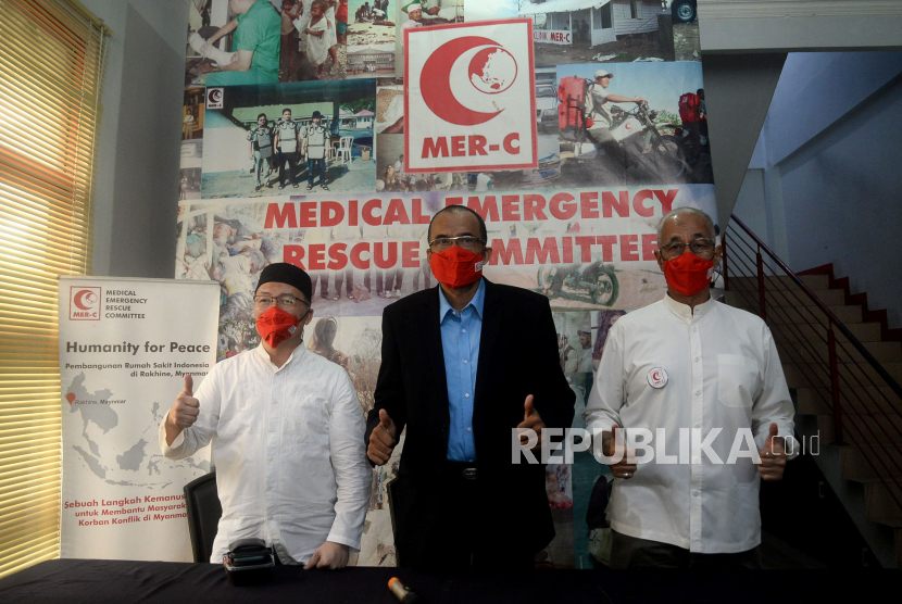 Head of Presidium MER-C Sarbini Abdul Murad (tengah),Presidium MER-C Faried Thalib (kanan) dan Pimpinan Komite Indonesia untuk Solidaritas Dunia Islam (KISDI) HM Mursalin (kiri) berfoto usai memberikan keterangan terkait keberangkatan tim medis & program kemanusiaan MER-C untuk Afganistan di Jakarta, Jumat (18/3/2022). MER-C Indonesia akan mengirimkan tim medisnya ke Afganistan untuk turut membantu krisis kemanusiaan yang melanda negara tersebut. Pada tahap awal tim yang diberangkatkan adalah tim assassment yang terdiri dari dua dokter selain itu juga turut dibawa sejumlah bantuan awal obat-obatan.Prayogi/Republika.
