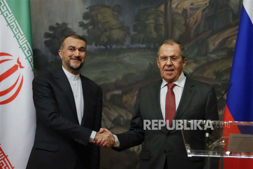  Menteri Luar Negeri Iran Hossein Amirabdollahian (kiri) dan Menteri Luar Negeri Rusia Sergei Lavrov berjabat tangan setelah pertemuan mereka di Moskow, Rusia, 29 Maret 2023.