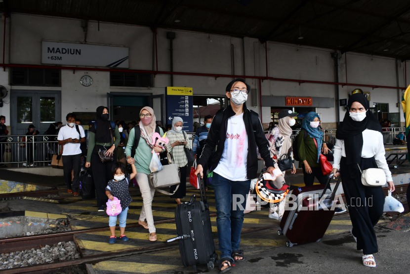 Sejumlah calon penumpang bersiap naik Kereta Api (KA) di Stasiun KA Madiun, Jawa Timur (ilustrasi) 