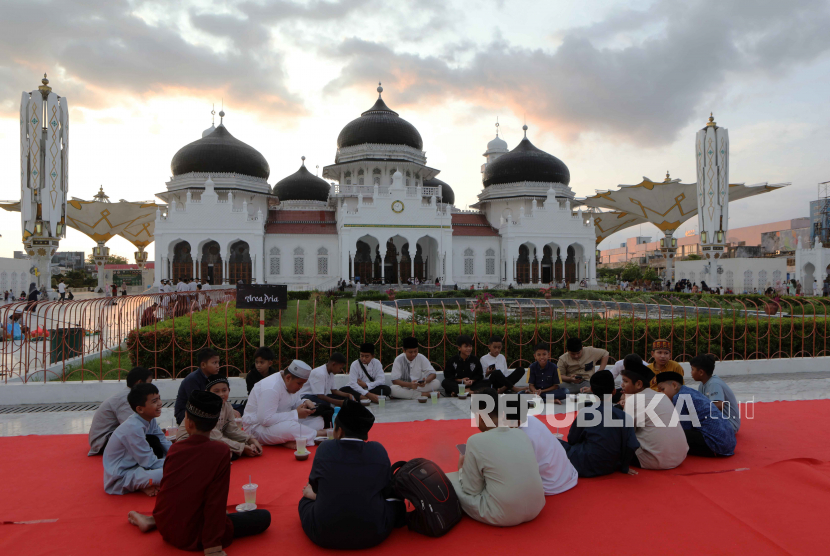  Umat Islam menunggu waktu berbuka puasa di Masjid Raya Baiturrahman, Banda Aceh, Senin (10/4/2023). Halaqah Ulama Nasional Bahas Tantangan Kebangsaan dan Keumatan Indonesia