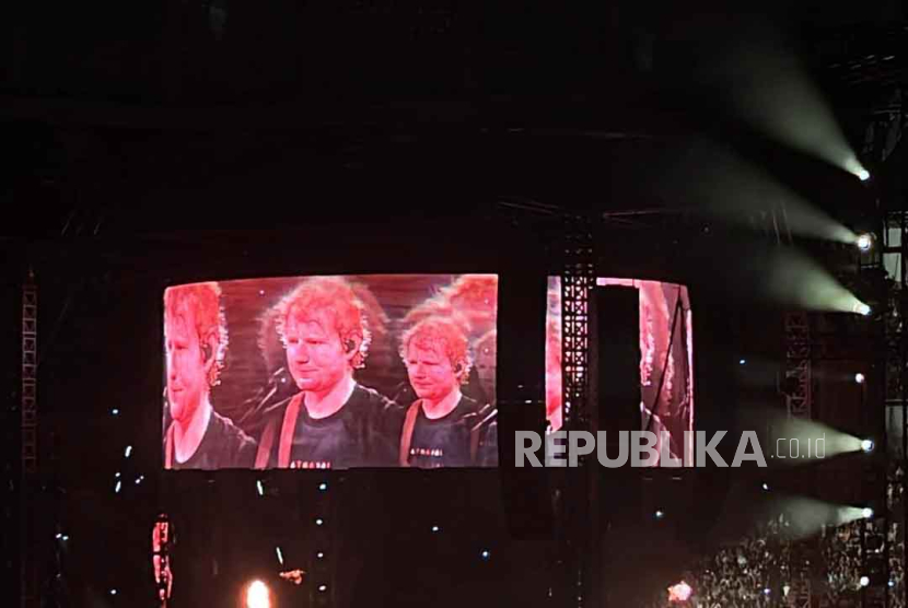 Penyanyi dan penulis lagu Ed Sheeran dalam konser bertajuk  +-=÷x Tour atau The Mathematics Tour di Jakarta International Stadium (JIS), Jakarta Utara, Sabtu (2/3/2024). 
