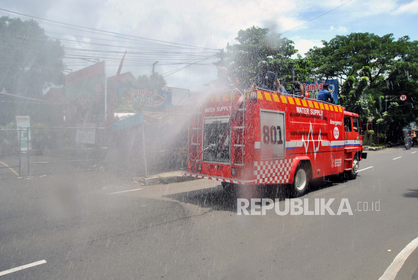 Bogor Segera Usul PSBB ke Pemerintah Pusat. Petugas Pemadam Kebakaran Kota Bogor melakukan penyemprotan cairan disinfektan di Jalan Sudirman, Kota Bogor, Jawa Barat.