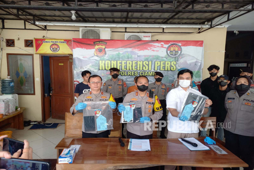 Polres Ciamis menunjukkan barang bukti kasus pencurian di lingkungan sekolah saat konferensi pers di Markas Polres Ciamis, Jawa Barat, Kamis (16/2/2023).