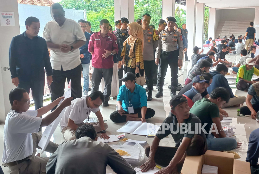Penyortiran dan pelipatan surat suara Pemilu 2024 di Gedung Majalengka Creative Center, Kabupaten Majalengka, Jawa Barat, Selasa (9/1/2024). 