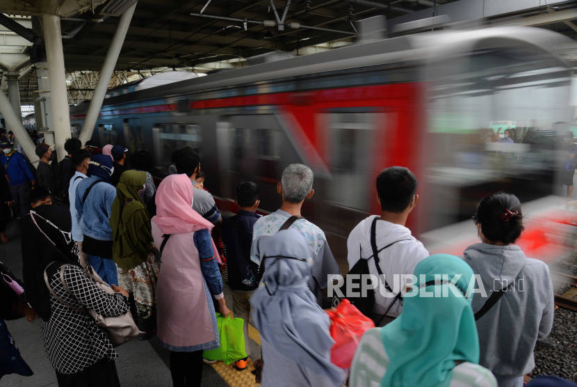Penumpang bersiap menaiki KRL di Stasiun Manggarai, Jakarta. Anggota DPR sebut Stasiun Manggarai belum layak menjadi pusat transit.