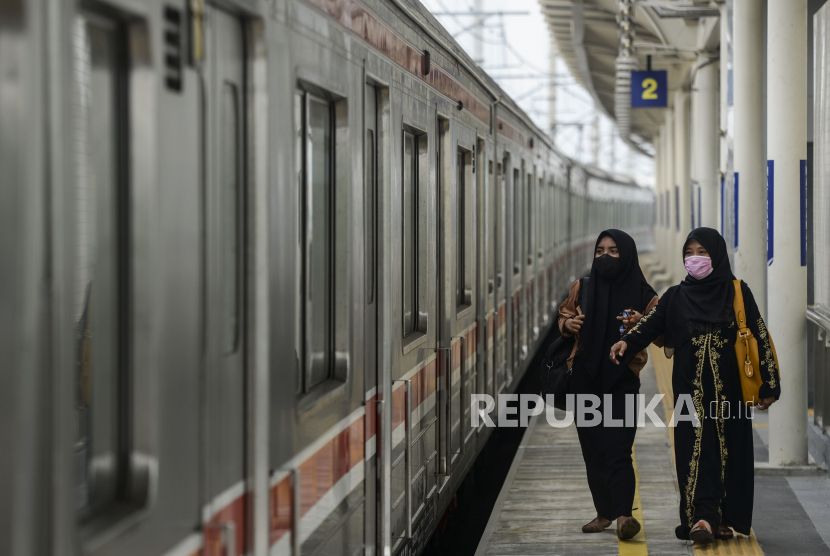 Penumpang bersiap menaiki KRL Commuter Line di Stasiun Matraman, Jakarta.