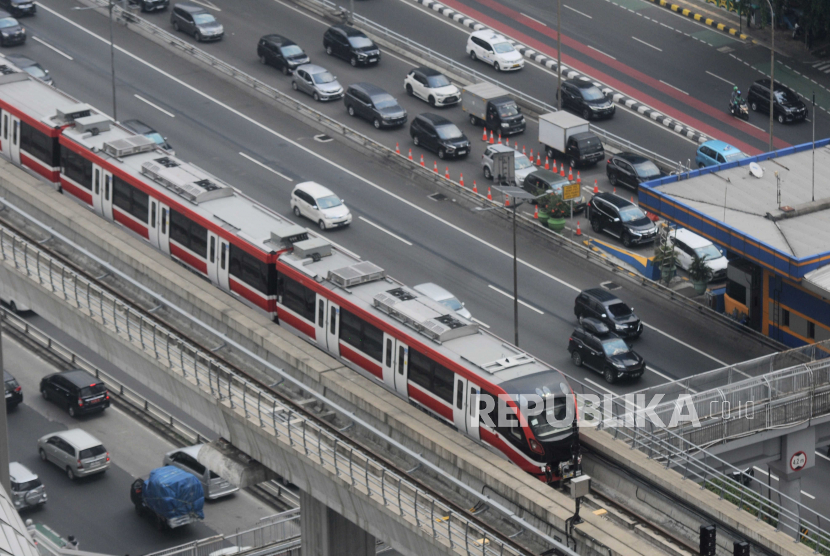 Rangkaian kereta LRT Jakarta-Bogor-Depok-Bekasi (Jabodebek) melintas di Jalan Gatot Subroto, Jakarta Selatan, Kamis (14/6/2023).
