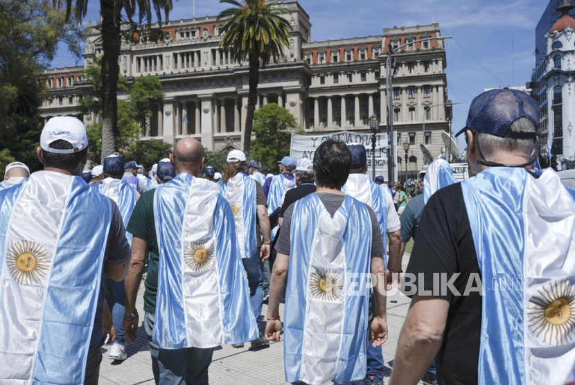 Massa anti pemerintah Argentina melakukan aksi buruh. 
