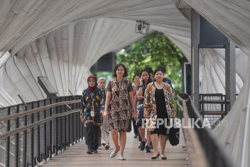 Sejumlah karyawan perkantoran berjalan di kawasan Pedestrian Sudirman, Jakarta, Rabu (2/10/2024). PPh gaji hingga Rp 10 juta ditanggung pemerintah.