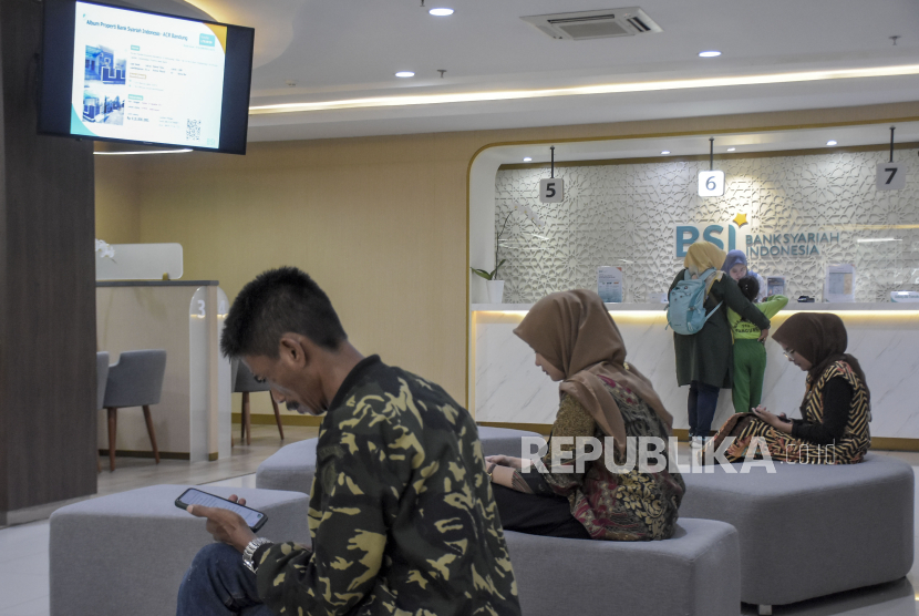 A number of customers are waiting for their turn to make banking transactions during National Customer Day 2023 at BSI KC Bandung Asia Afrika, Jalan Asia Afrika, Bandung City, West Java, Monday (4/9/2