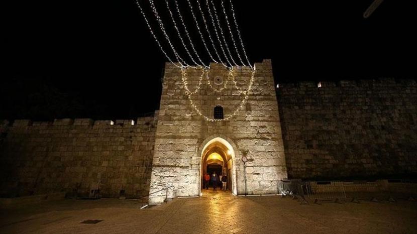 Pasukan Israel mundur dari daerah Gerbang Damaskus di Yerusalem tengah pada Ahad malam (26/4) setelah menutupnya untuk warga Palestina sejak awal bulan suci Ramadhan.