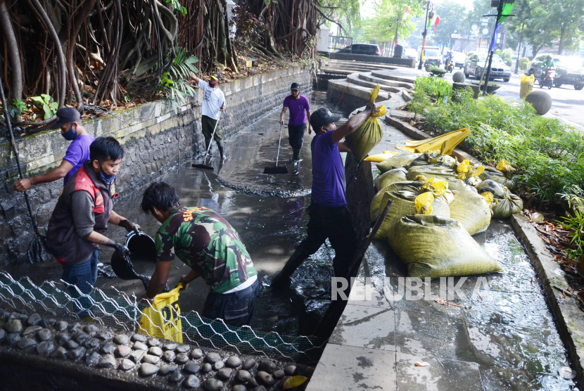 Sejumlah petugas dari Dinas Pekerjaan Umum (DPU) Kota Bandung, membersihkan endapan lumpur anak Sungai Cikapayang, di komplek Balai Kota Bandung, dipersiapkan untuk ditanamai ikan nila merah, Rabu (12/8). Keberadaan ikan tersebut, selain bagian dari estetik, juga berfungsi sebagai bioindikator kualitas air sungai.