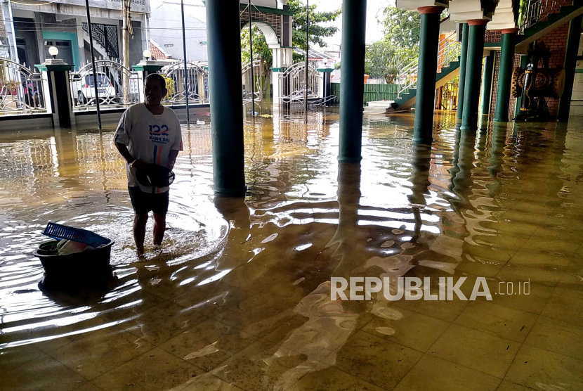 Sebagian rumah korban banjir Kota Pekalongan masih terendam banjir.