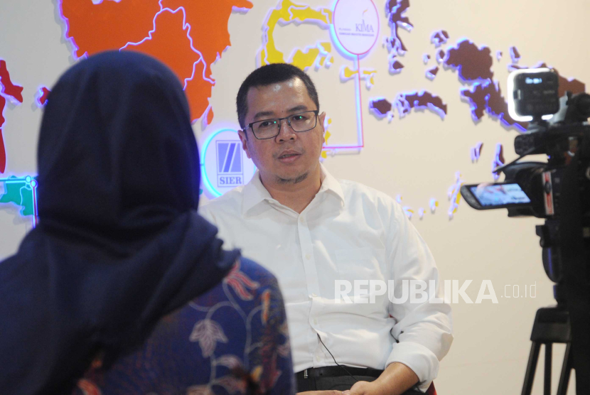 Plh Direktur Utama PT JIEP Dharma Satriadi berbicara saat sesi wawancara ekslusif dengan Republika di Kantor JIEP, Jakarta, Kamis (7/12/2023).