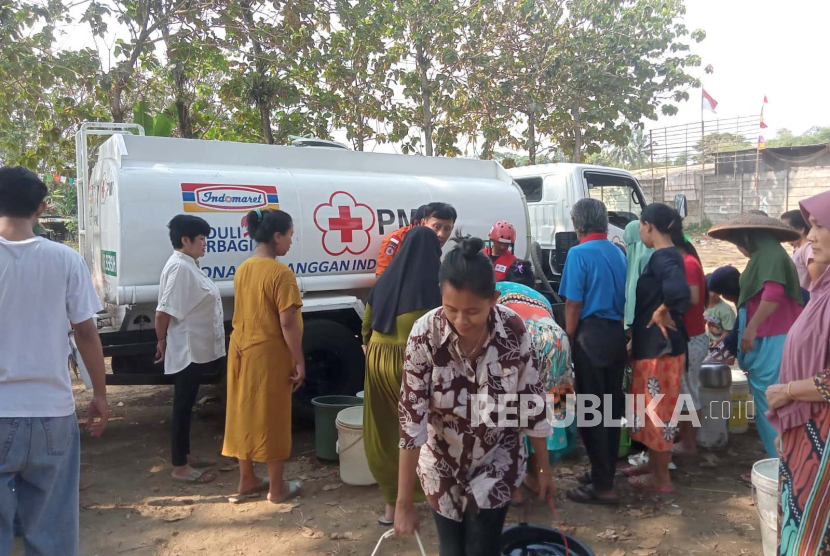 (ILUSTRASI) Penyaluran bantuan air bersih di Kota Sukabumi, Jawa Barat.