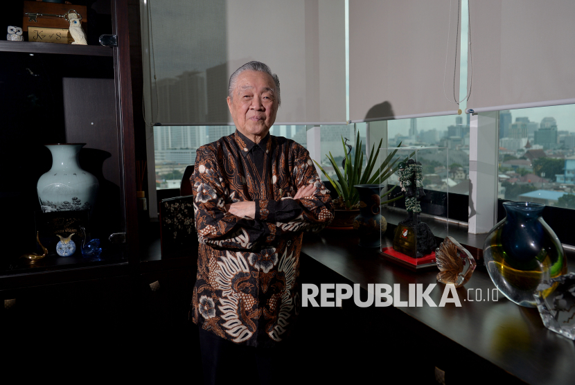 Pendiri dan Komisaris Utama PT Prodia Widyahusada Tbk Andi Wijaya, berfoto saat sesi wawancara dengan Republika di Jakarta, Senin (30/6/2025).